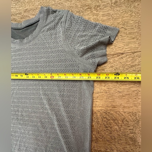 Lululemon Breeze By Squad Gray Short Sleeve Shirt 12 - Picture 16 of 16